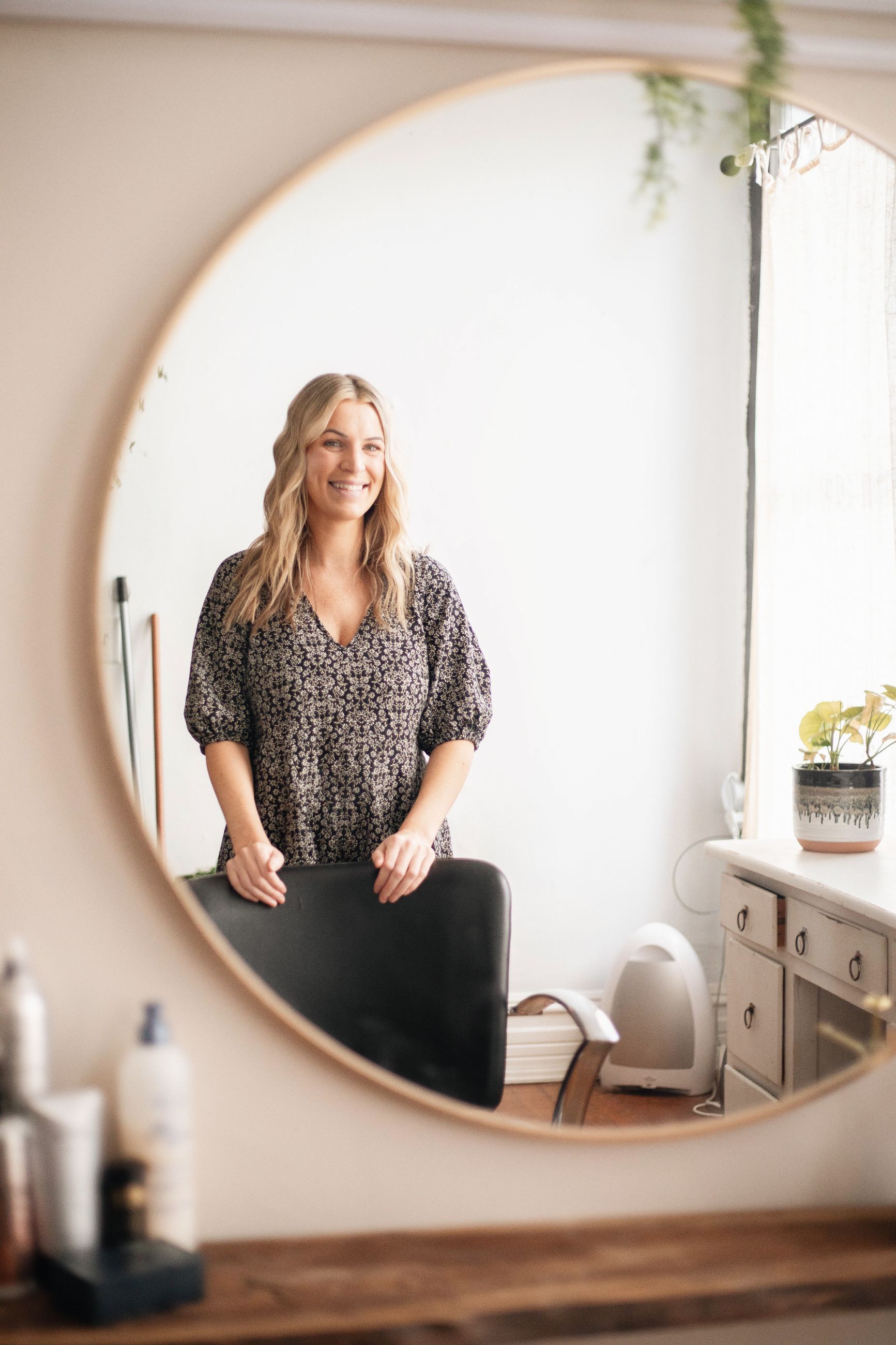 Freundliche Friseurin im Salon