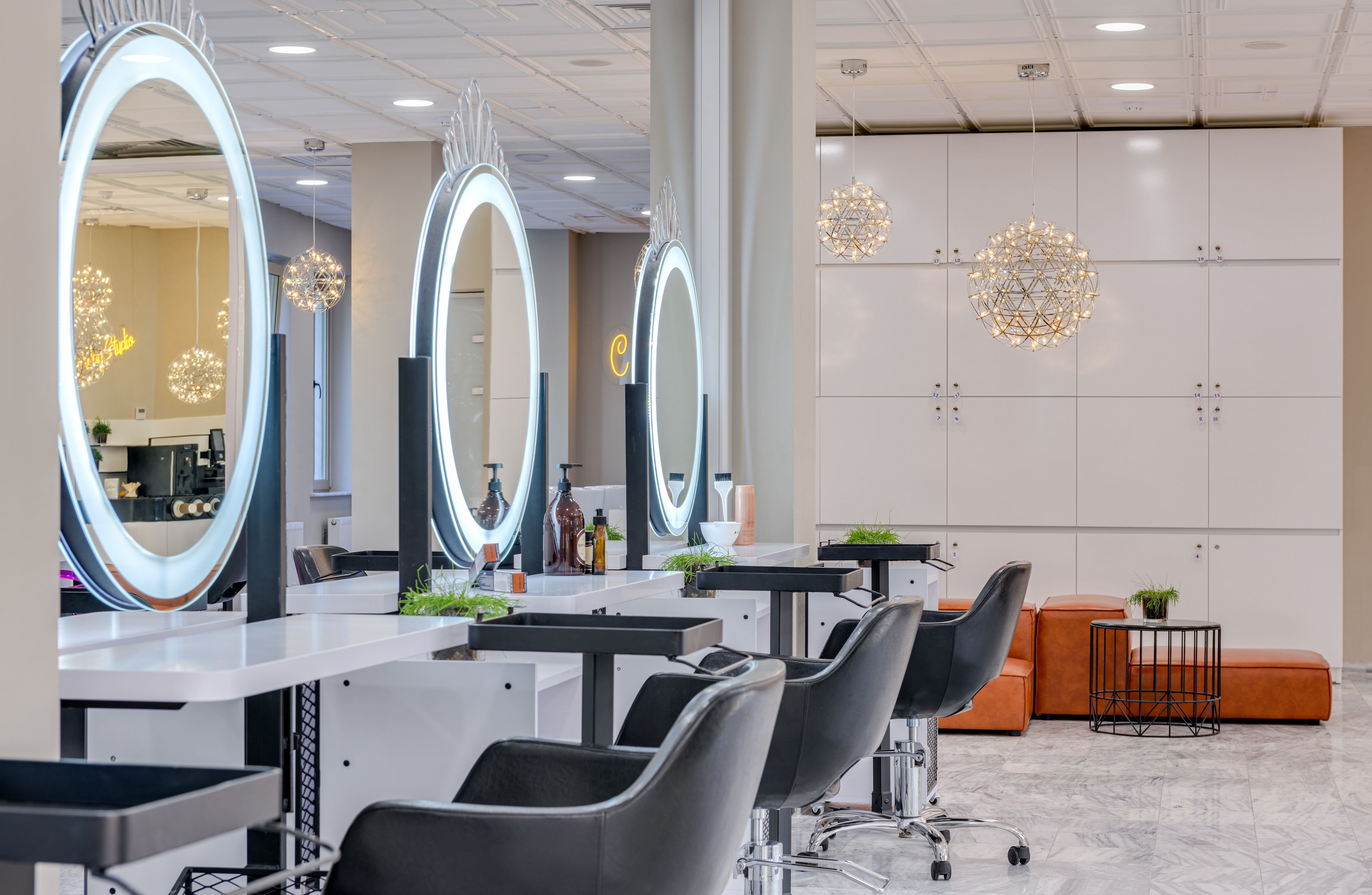 Heller Salon mit runden Spiegeln