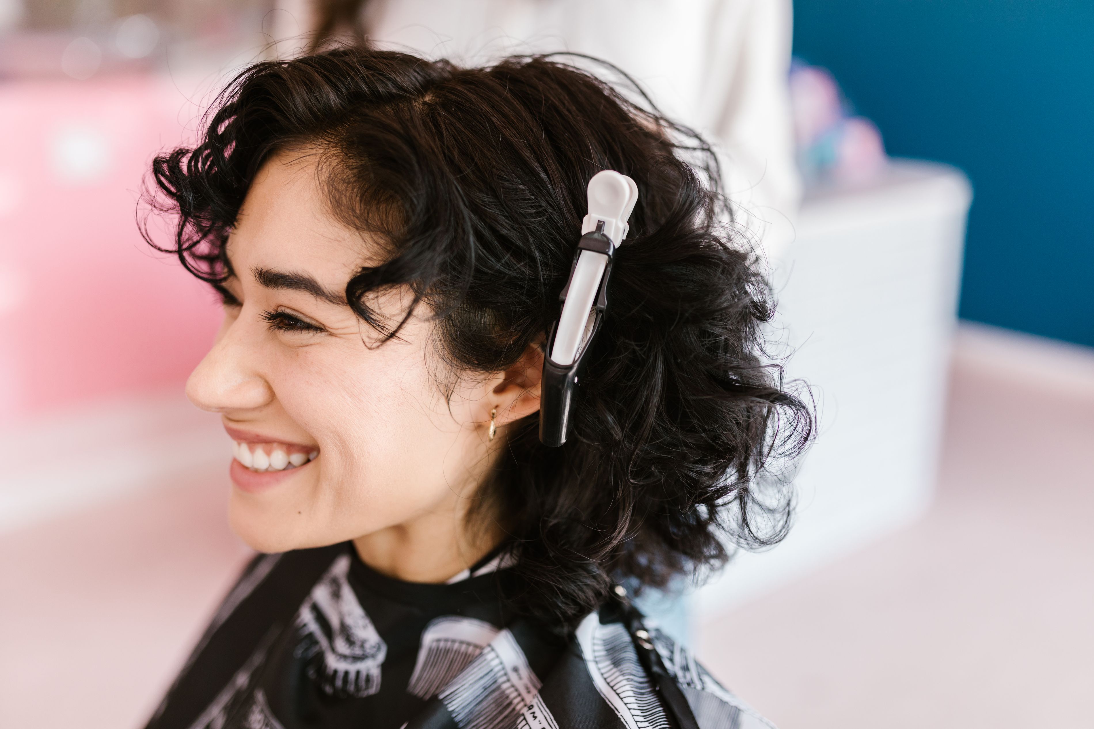 Lachende Kundin im Salon