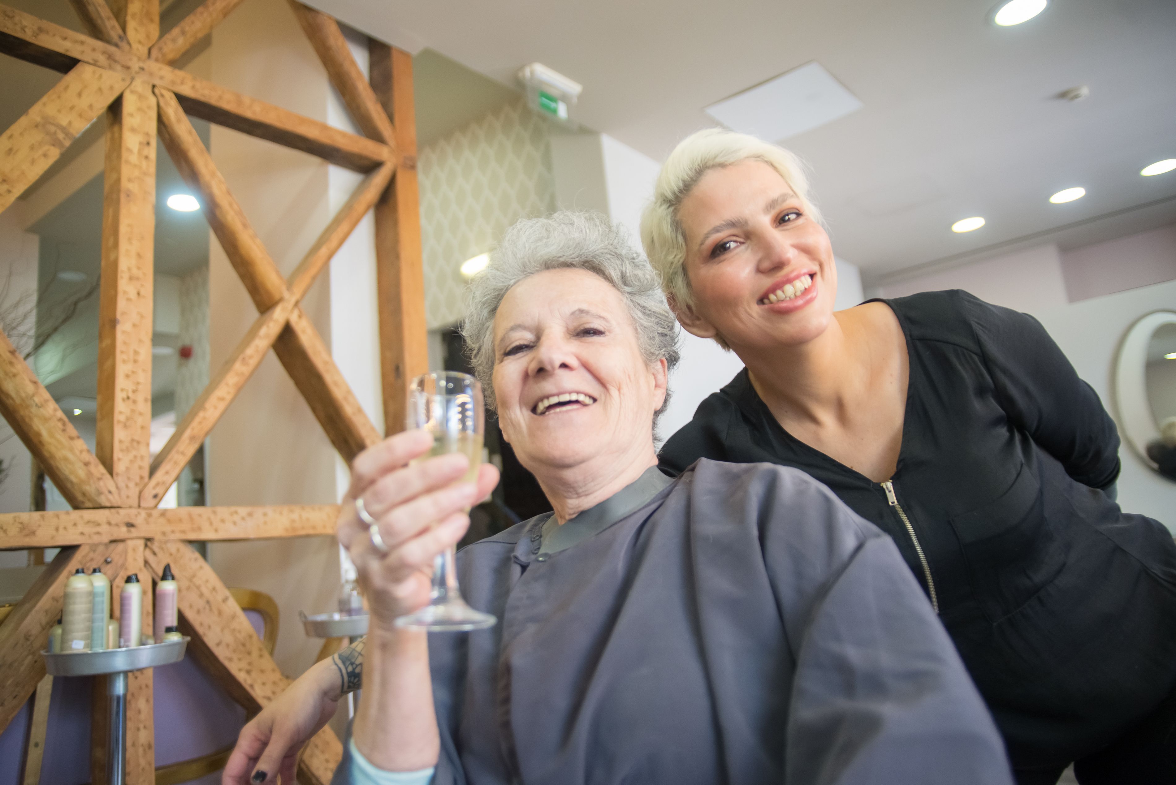 Zufriedene Stammkundin mit Friseurin